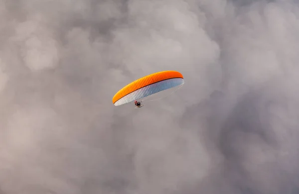 Woman paramotor flying over the clouds — Stock Photo, Image