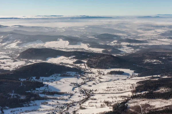 Montagnes dans le village de Nowy Gieratw — Photo