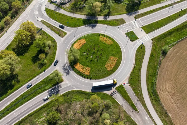 Luftaufnahme des Kreisverkehrs in der Stadt — Stockfoto