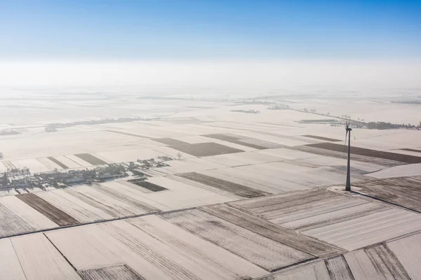 Vindkraftverk på fältet — Stockfoto