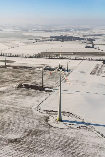 风力涡轮机对波兰冬季场 — 图库照片