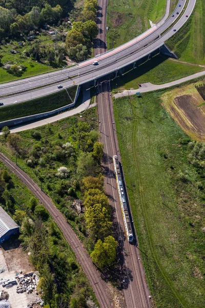 A légi felvétel a vasúti és autópálya — Stock Fotó