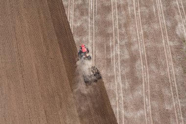 hasat sahada çalışan traktör 