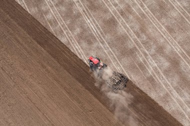 hasat sahada çalışan traktör 