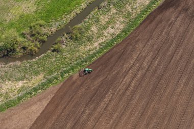 hasat sahada çalışan traktör 