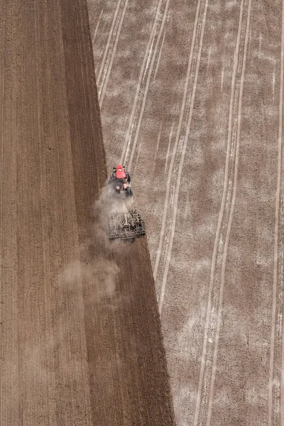 Tractor trabajando en el campo de cosecha —  Fotos de Stock