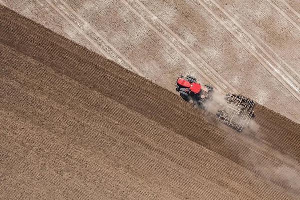 Trekker bezig met oogst veld — Stockfoto