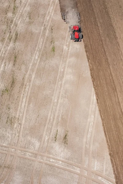 hasat sahada çalışan traktör 