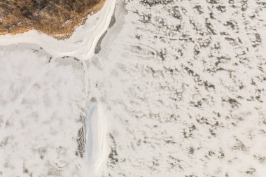 Kış saati sırasında donmuş göl