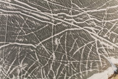 Kış saati sırasında donmuş göl