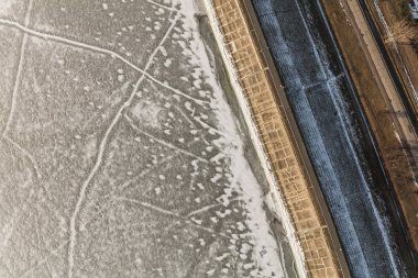 Kış saati sırasında donmuş göl