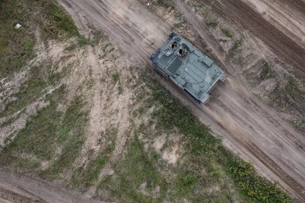 Vue aérienne du transporteur militaire sur le terrain d'entraînement militaire — Photo