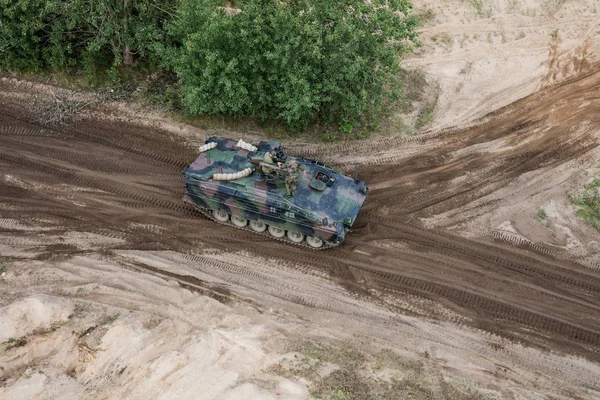 Letecký pohled na vojenský transportér na Vojenské cvičiště — Stock fotografie