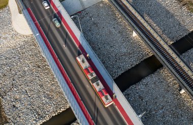 Köprü ve otomobil havadan görünümü