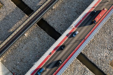 Köprü ve otomobil havadan görünümü