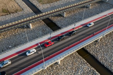 Köprü ve otomobil havadan görünümü