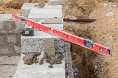 Mason araçları inşaat sitesinde