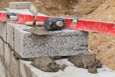 Mason araçları inşaat sitesinde