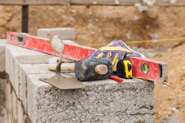 Mason araçları inşaat sitesinde