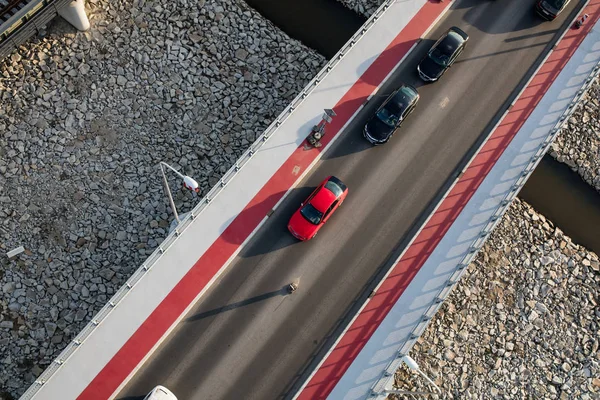 Вид с воздуха на мост и автомобили — стоковое фото