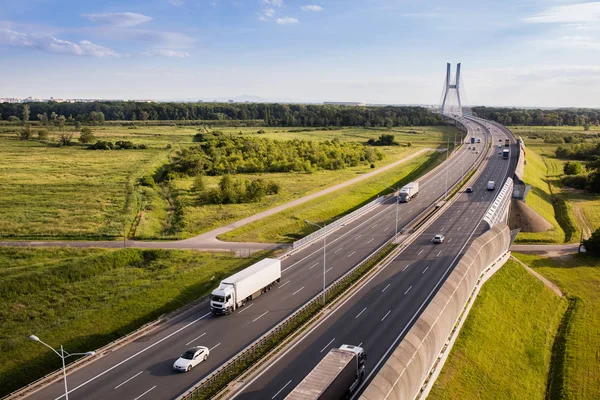 Autostrady i samochody w Polsce — Zdjęcie stockowe