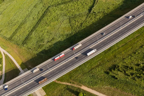 Motorvägen och bilar i Polen — Stockfoto