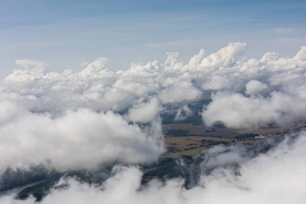 Вид над облаками — стоковое фото