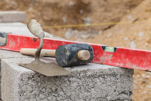 Ferramentas de pedreiro no canteiro de obras — Fotografia de Stock