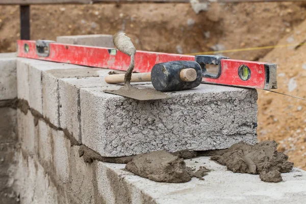 Ferramentas de pedreiro no canteiro de obras — Fotografia de Stock