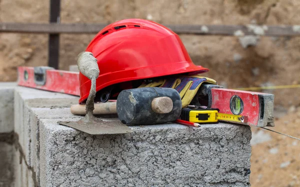 Casco rojo y herramientas — Foto de Stock