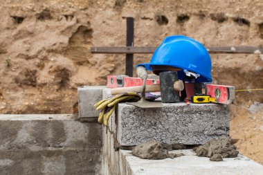 Mavi kask ve araçları