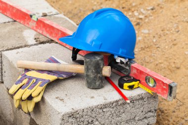 Mavi kask ve araçları