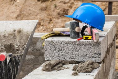 Mavi kask ve araçları