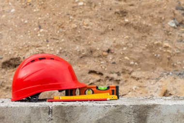 Kırmızı kask ve araçları