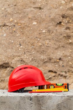 Kırmızı kask ve araçları