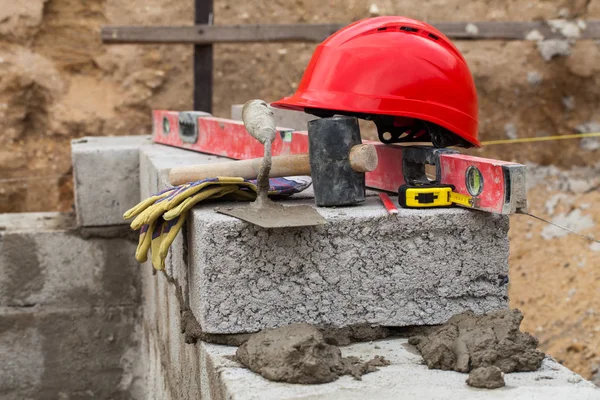 Kırmızı kask ve araçları