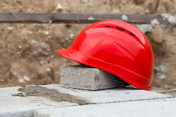 Kırmızı kask ve araçları