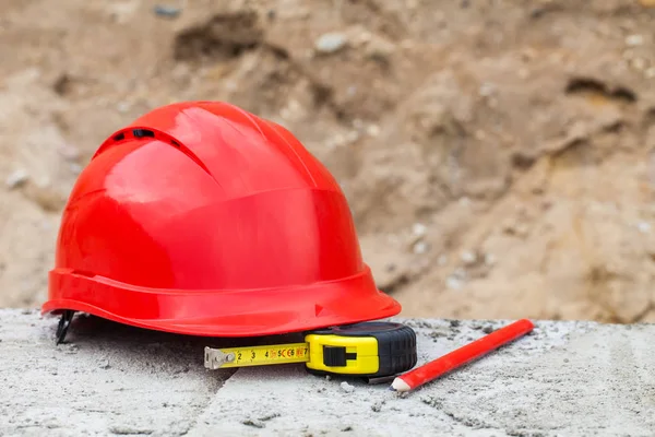 Casco rojo y herramientas —  Fotos de Stock