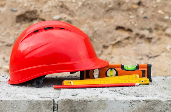 Kırmızı kask ve araçları