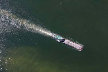 Polonya gölde mavna