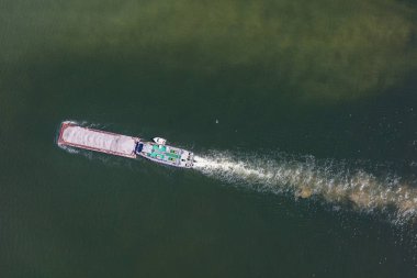 Polonya gölde mavna