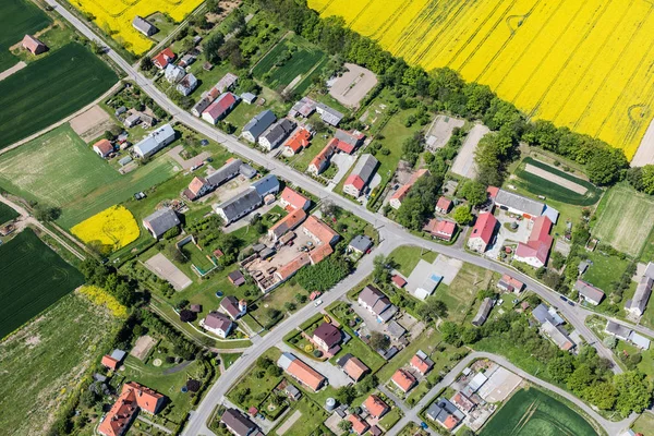 Byn skörd fält nära village — Stockfoto