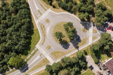 dolambaçlı yol havadan görünümü 