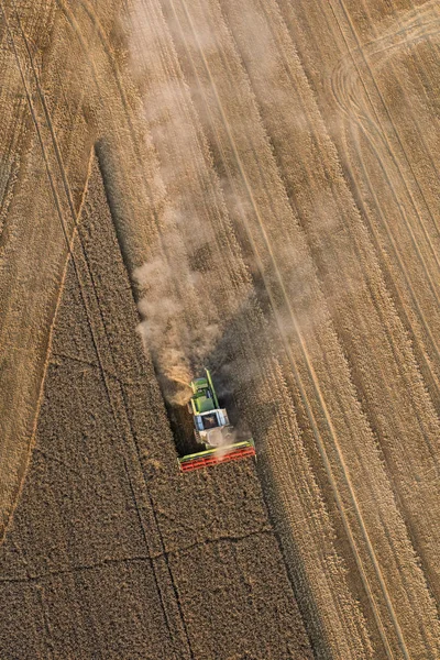 Vista aérea de combinar em campos de colheita — Fotografia de Stock