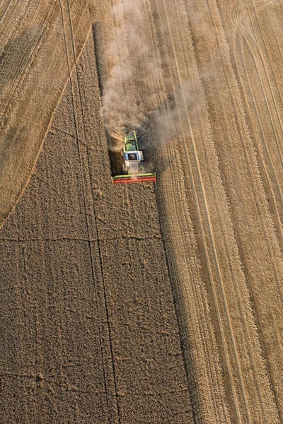 収穫の畑のコンバインの空中写真 — ストック写真