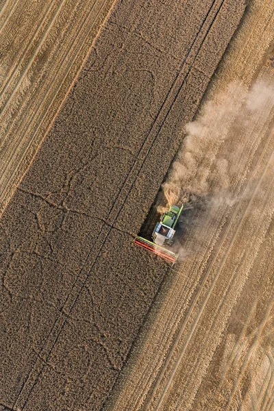 Vista aérea de combinar em campos de colheita — Fotografia de Stock