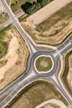 dolambaçlı yol havadan görünümü 