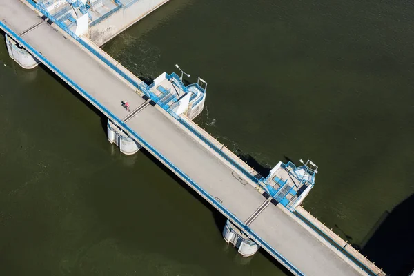 Vista aérea da barragem do lago — Fotografia de Stock