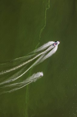 Tekne su kayağı havadan görünümü