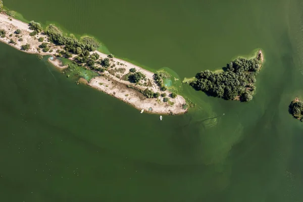 Вид з повітря на зелене озеро — стокове фото